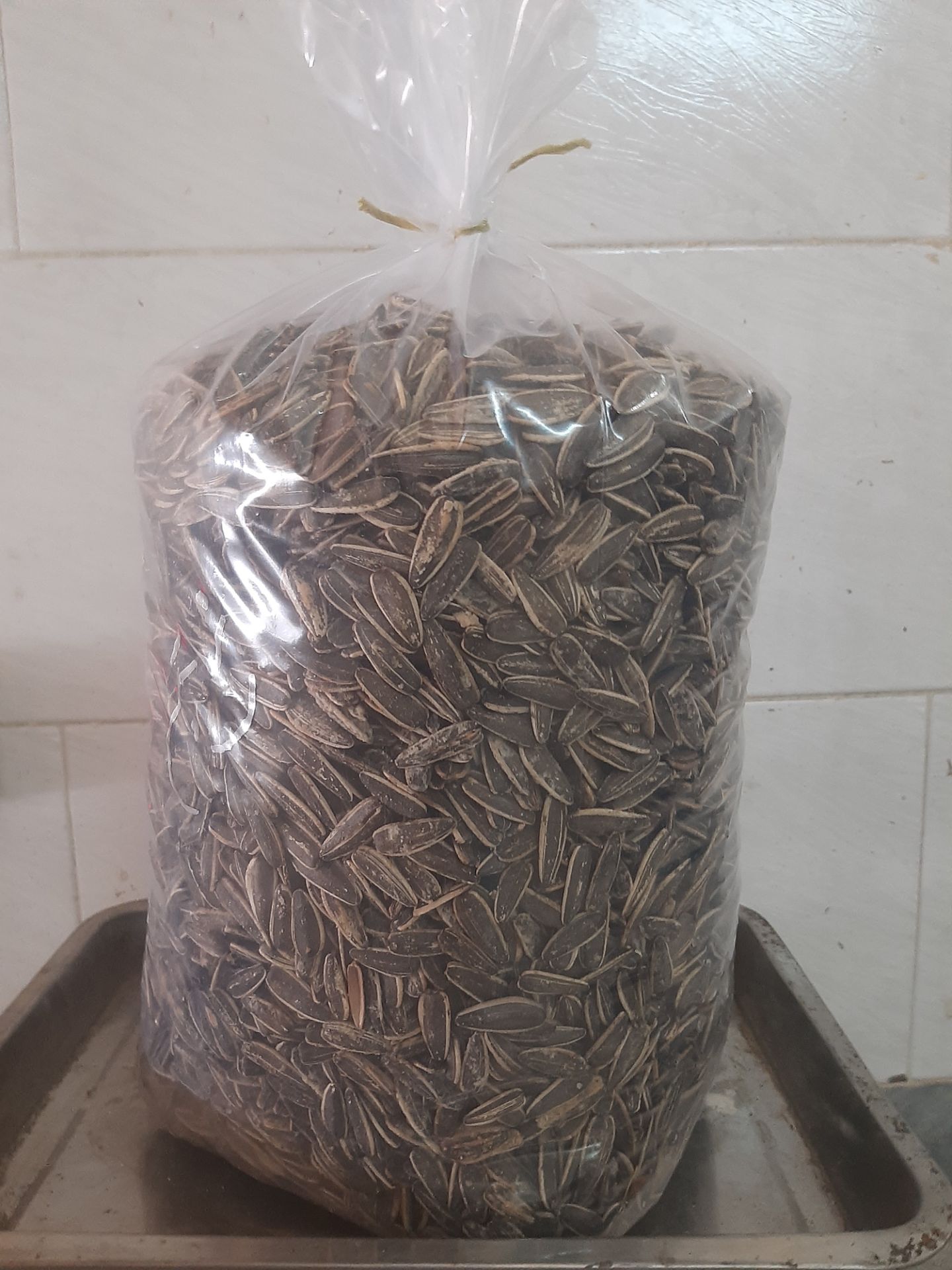 تخمه افتاب گردان ١٨٠ دانه چين اعلا ٢٠ كيلويي ( عمده)